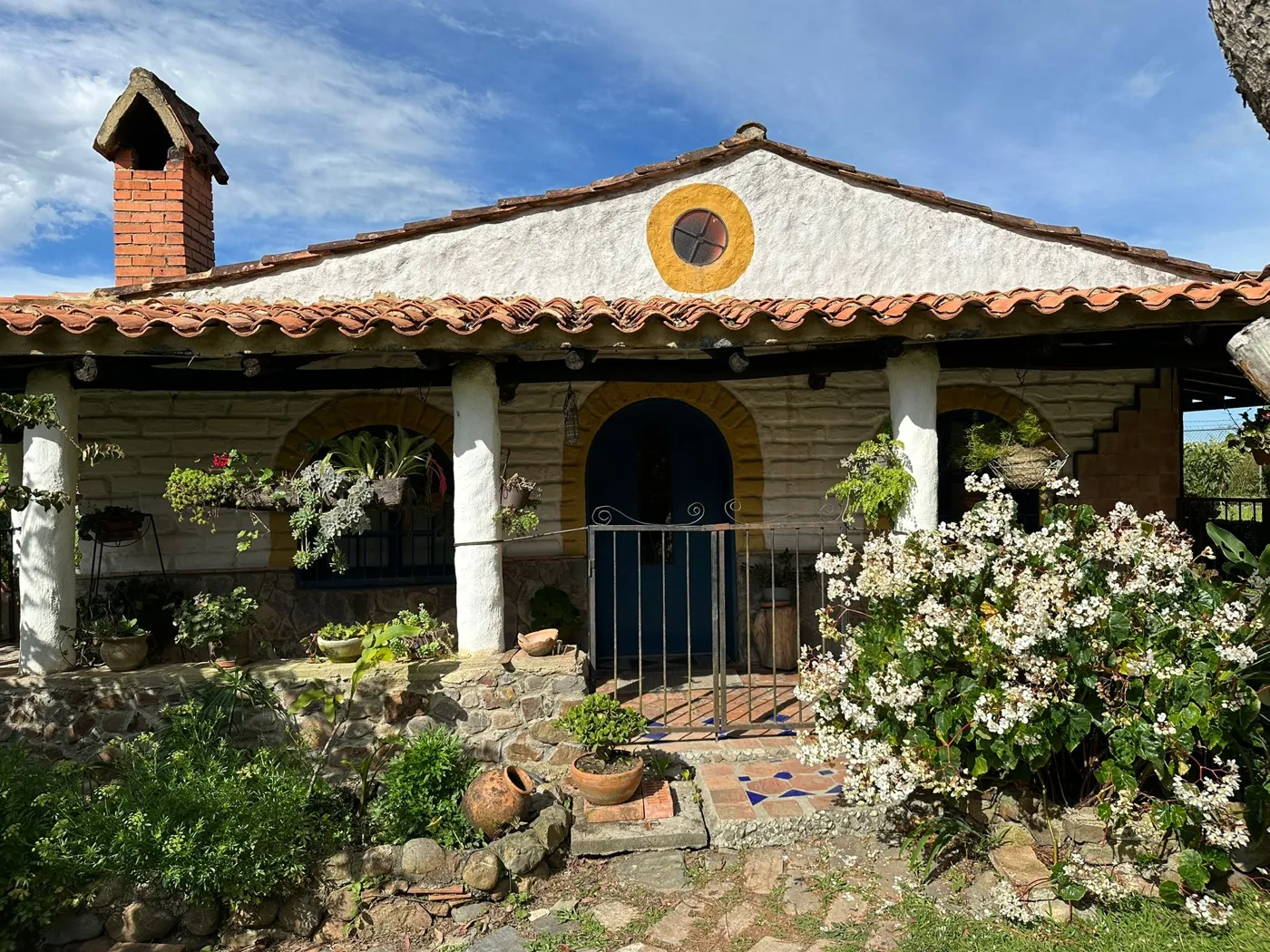 La entrada con flores